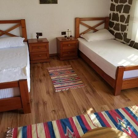 Bed & Breakfast Local Living Edi เบราท ภายนอก รูปภาพ
