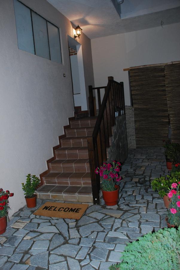 Bed & Breakfast Local Living Edi เบราท ภายนอก รูปภาพ