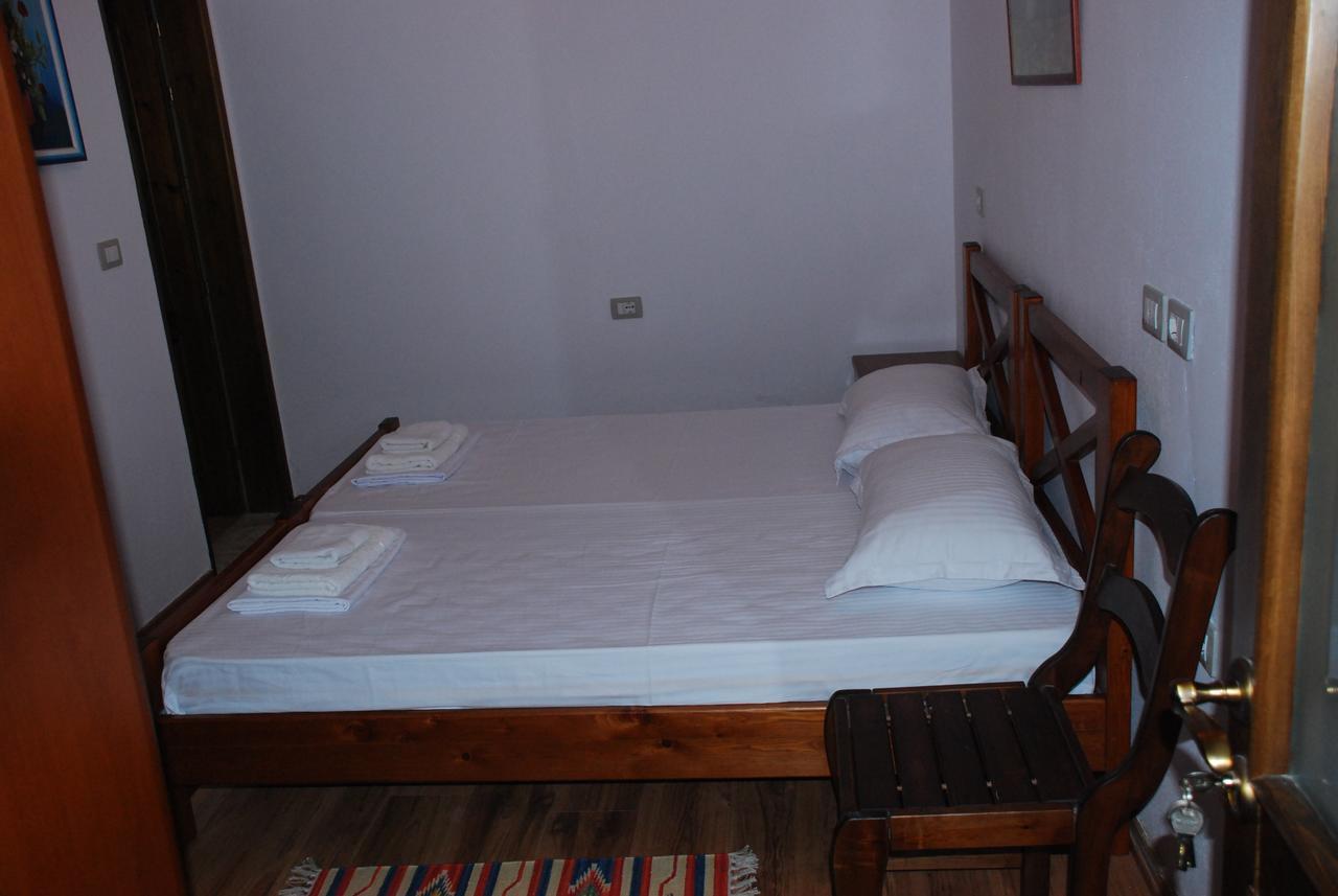 Bed & Breakfast Local Living Edi เบราท ภายนอก รูปภาพ