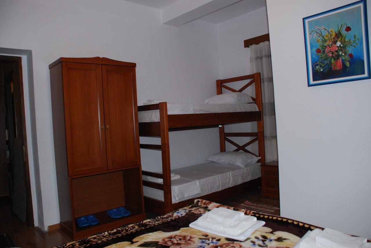 Bed & Breakfast Local Living Edi เบราท ภายนอก รูปภาพ