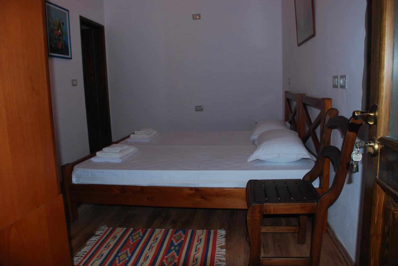 Bed & Breakfast Local Living Edi เบราท ภายนอก รูปภาพ