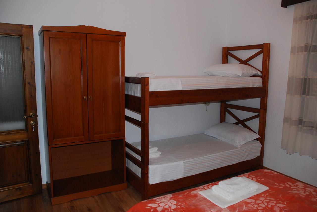 Bed & Breakfast Local Living Edi เบราท ภายนอก รูปภาพ