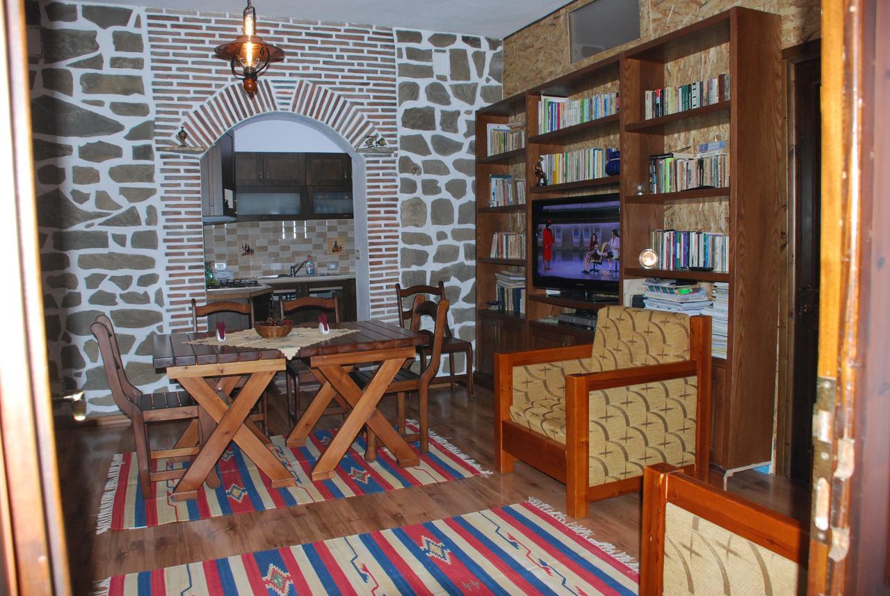Bed & Breakfast Local Living Edi เบราท ภายนอก รูปภาพ