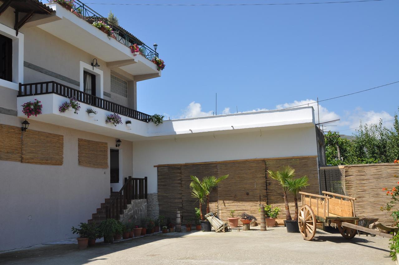 Bed & Breakfast Local Living Edi เบราท ภายนอก รูปภาพ
